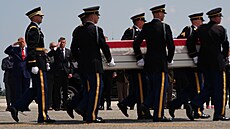 Prezident Donald Trump a ministr obrany Pete Hegseth se zú�astnili repatriace...