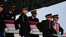 Prezident Donald Trump a ministr obrany Pete Hegseth se zú�astnili repatriace...