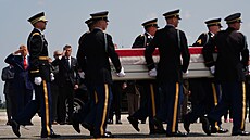 Prezident Donald Trump a ministr obrany Pete Hegseth se zú�astnili repatriace...
