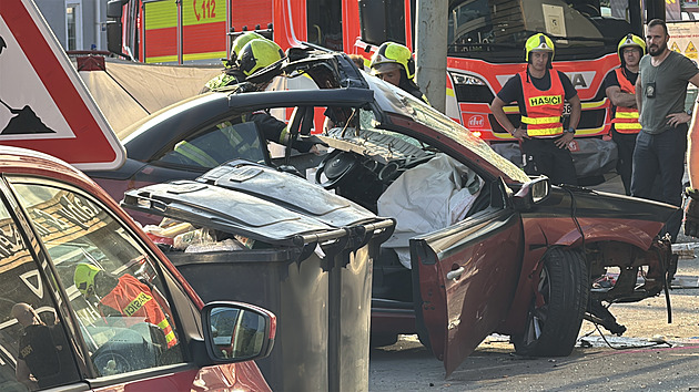 Při nehodě v Libni zemřel člověk, motorkáři život zachránil policista