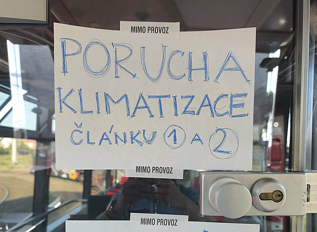 Klimatizace nejde. Řidiči tramvají řekli dost, po nadávkách od lidí vylepují cedule