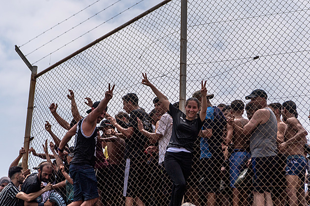 Do Ceuty se hrnou další tisíce migrantů, vláda posílá na pomoc armádu