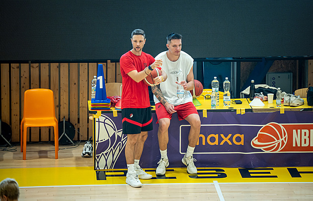 Děti hltaly každou radu. Krejčí v Písku ukázal, jak trénují hráči NBA