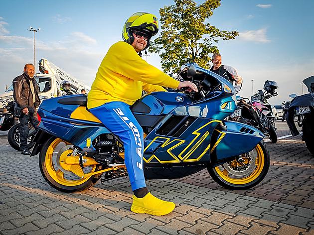 Stovky motorek proburácely noční Prahou. Je to akce světového formátu