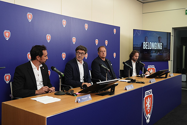 České fotbalisty poprvé povede cizinec. Vedení představilo Španěla Deniu