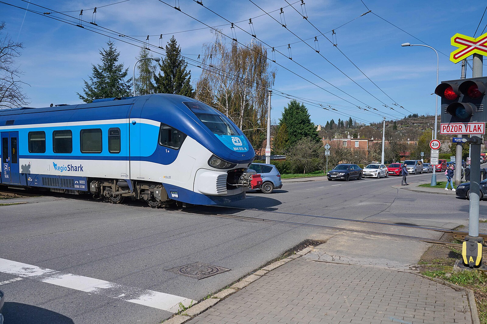 Cyklista ve Zlíně vjel na přejezdu pod projíždějící lokomotivu, na místě zemřel