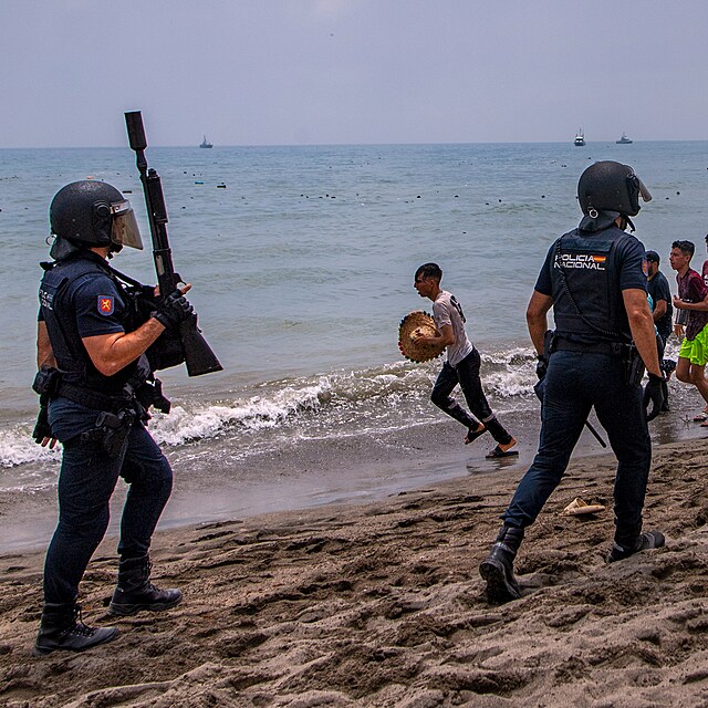 Migranti p�ekra�uj� hranici z Maroka do �pan�lsk� exkl�vy Ceuta. (30. �ervence 2026)