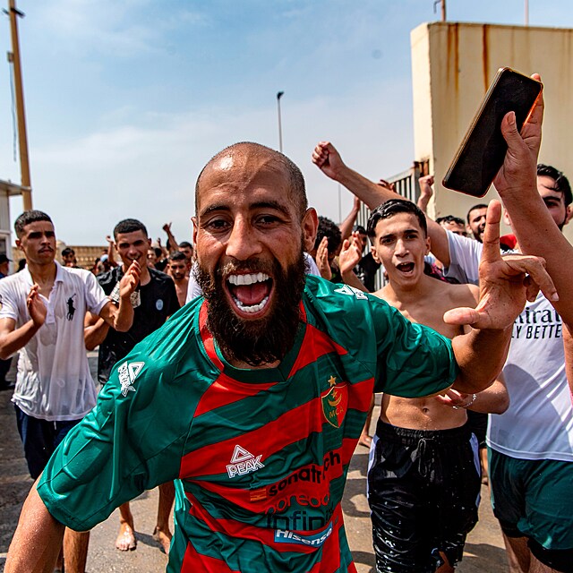 Migranti p�ech�zej� z Maroka do �pan�lsk�ho m�sta Ceuta. (30. �ervence 2026)