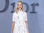Na p�ehlídku pánské kolekce Dior oblékla bílé ko�ilové �aty s jemným kv�tinovým...
