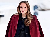 Na cestu po severním Norsku oblékla praktický outfit dopln�ný výrazným vínovým...