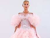 Romantické siluety, objemné st�ihy a couture modely pat�í k jejím módním...