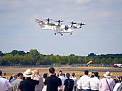 Náv�t�vníci sledují leteckou ukázku na veletrhu a aerosalonu ve Farnborough.