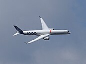 Letadlo Airbus A350-1000 p�i prezenta�ním letu  b�hem leteckého veletrhu...