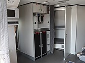 I kdy� tento Boeing 777F vozí pod zna�kou DHL náklad, musí tu být i vybavení...