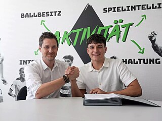 �eský fotbalista Filip Zahálka po podpisu smlouvy v Mönchengladbachu.