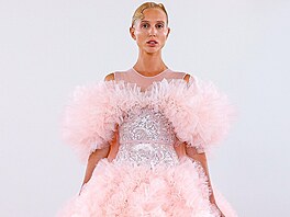 Romantické siluety, objemné st�ihy a couture modely pat�í k jejím módním...