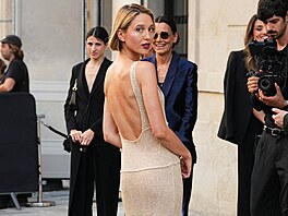 Vedle výrazných couture model� jí slu�í i um��en�j�í glamour. Na p�ehlídku...