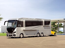 Základem vozu je t�ínápravový Mercedes-Benz Actros 2553 LLL, tedy podvozek...