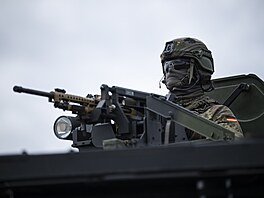 Voják n�meckého Bundeswehru vyhlí�í z vojenského vozidla b�hem náv�t�vy...