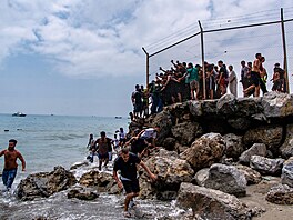 Migranti p�ekra�ují hranici z Maroka do �pan�lské exklávy Ceuta. (30. �ervence...