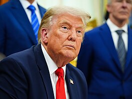 Americký prezident Donald Trump v Oválné pracovn� Bílého domu p�edstavil plán...