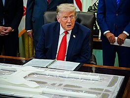 Americký prezident Donald Trump v Oválné pracovn� Bílého domu p�edstavil plán...