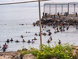 Migranti se pokou�ejí p�ekro�it hranici z Maroka do �pan�lského m�sta Ceuta....