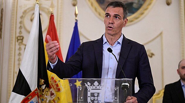 �pan�lsk� premi�r Pedro S�nchez hovo�� v Ceut� b�hem n�v�t�vy oblasti zasa�en� masov�mi p�echody migrant� z Maroka na �pan�lsk� �zem�. (31. �ervence 2026)
