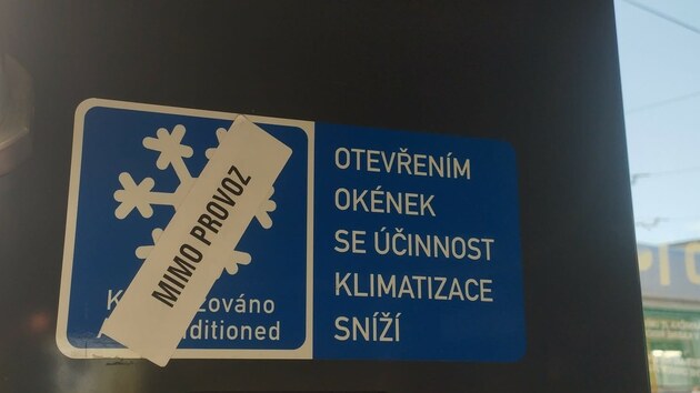 Klimatizace mimo provoz. N�lepka v jedn� z pra�sk�ch tramvaj�. (�ervenec 2026)