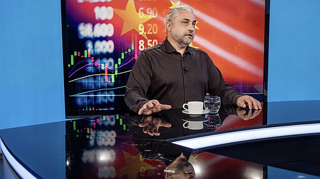 Hostem po�adu Rozst�el je sinolog V�t Vojta. Po�ad moderuje Vladim�r Vok�l.