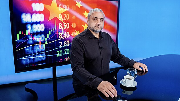 Hostem po�adu Rozst�el je sinolog V�t Vojta. Po�ad moderuje Vladim�r Vok�l.