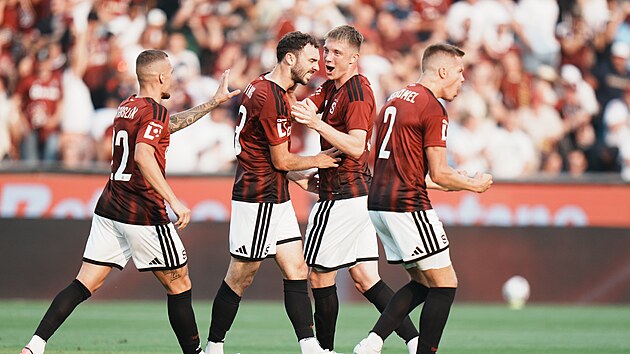 Sparťan&scaron;t&iacute; fotbalist&eacute; oslavuj&iacute; trefu Andrewa Irvinga proti Zl&iacute;nu.