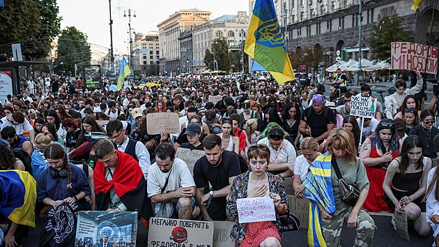 Lid� kle�� b�hem minuty ticha v r�mci protestu proti rozhodnut� ukrajinsk�ho prezidenta Volodymyra Zelensk�ho odvolat Mychajla Fedorova z funkce ministra obrany. (31. �ervence 2026)