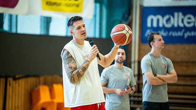 V�t Krej�� mluv� k talentovan�m basketbalist�m na kempu v P�sku.