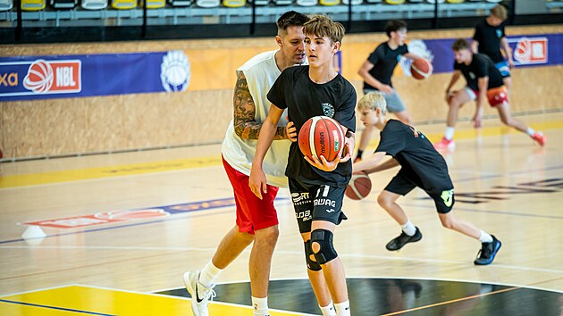 V�t Krej�� vysv�tluje mlad�m nad�j�m na kempu v P�sku nov� basketbalov� prvky.