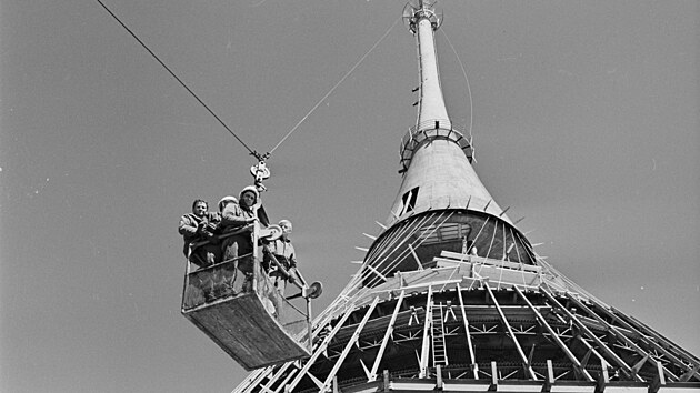 Unikátní retro fotky ze stavby Ještědu. Před 60 lety se začala psát historie