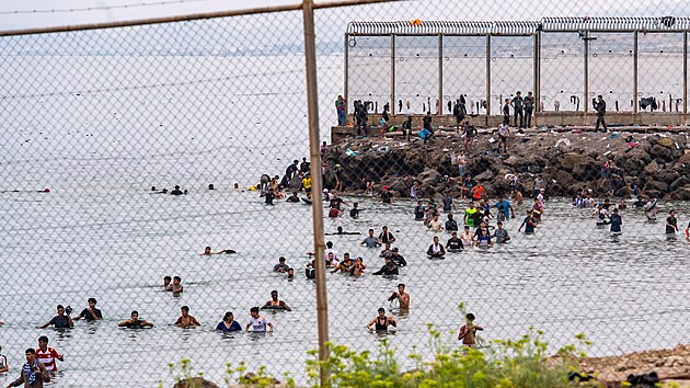 Migranti se pokou�ej� p�ekro�it hranici z Maroka do �pan�lsk�ho m�sta Ceuta. (31. �ervence 2026)