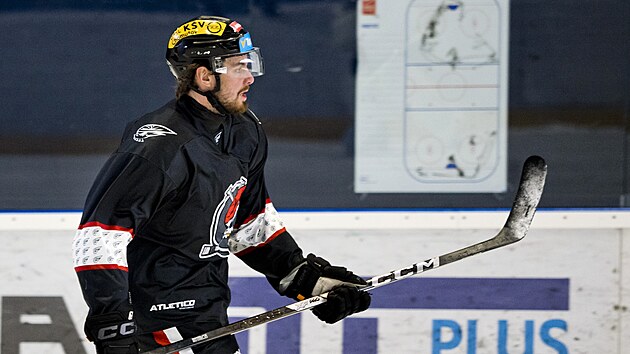 Chomutov, 29. 7. 2026. Hokejoví Piráti Chomutov, trénink. Obránce Marek Baránek...