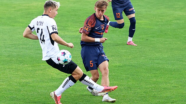Vlašimský Jakub Dufek odkopává míč před obráncem Janem Chytrým z Karviné.