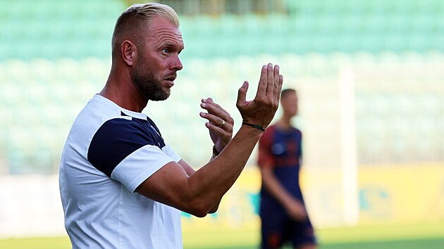 Trenér fotbalistů MFK Karviná Roman West dává pokyny svým hráčům.