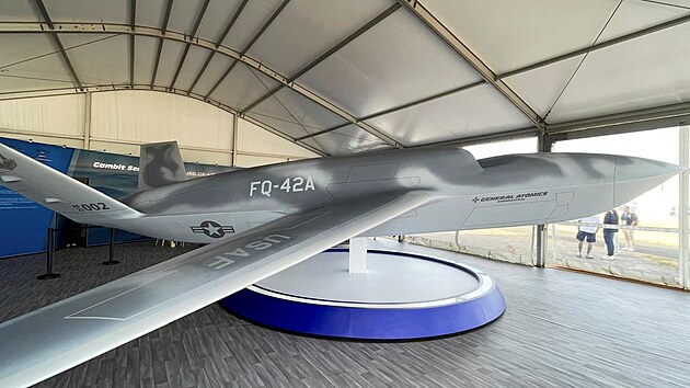 Spole�nost General Atomics p�edstavuje sv� bezpilotn� bojov� letadlo �Dark Merlin� na mezin�rodn�m leteck�m veletrhu ve Farnboroughu v hrabstv� Hampshire ve Velk� Brit�nii dne 20. �ervence 2026.