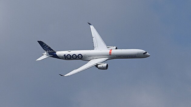 Letadlo Airbus A350-1000 p�i prezenta�n�m letu  b�hem leteck�ho veletrhu Farnborough