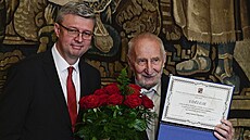 Botanik a popularizátor v�dy Václav V�tvi�ka p�ebírá v Praze od místop�edsedy...