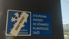 Klimatizace mimo provoz. Nálepka v jedné z pra�ských tramvají. (�ervenec 2026)
