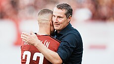 Spar�anský kou� Brian Priske s kapitánem Luká�em Haraslínem p�ed utkáním se...