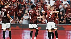 Spar�an�tí fotbalisté oslavují premiérovou trefu Jonatana Brunese proti Zlínu.