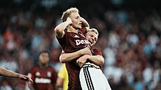 Spar�anský zálo�ník Adam Karabec slaví gól s úto�níkem Jonatanem Brunesem.