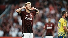 Spar�anský zálo�ník Adam Karabec slaví gól proti Zlínu.