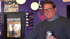 Majitel pivovaru Minocqua Brewing Company Kirk Bangstad se �asto dostává do...