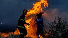 Hasi�i bojují s ohni nedaleko obce Formariz v provincii Zamora ve �pan�lsku...